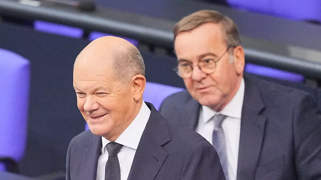 Der geschäftsführende Verteidigungsminister Boris Pistorius (r., SPD) dürfte auch dem nächsten Kabinett angehören. - Bild: Michael Kappeler/dpa
