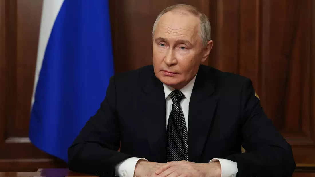 Putin fordert bei der Rede vor Militärs und Beamten des Rüstungskomplexes die Serienproduktion der neuen Rakete. - Bild: Vyacheslav Prokofyev/Pool Sputnik Kremlin/AP/dpa