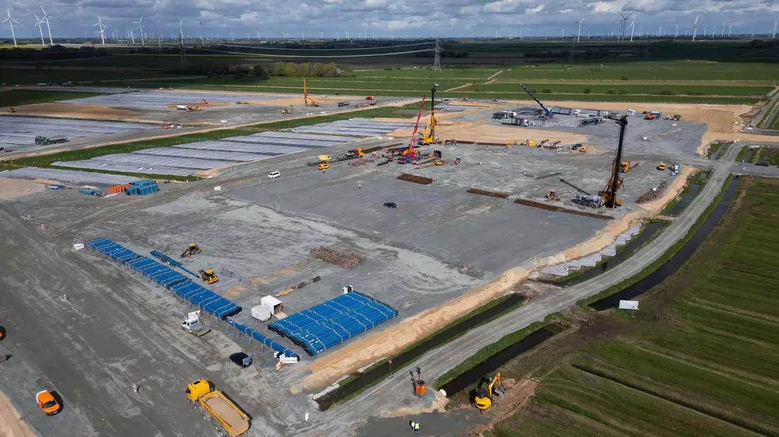 Was wird aus der geplanten Batteriefabrik in Schleswig-Holstein? (Archivbild) - Bild: Christian Charisius/dpa