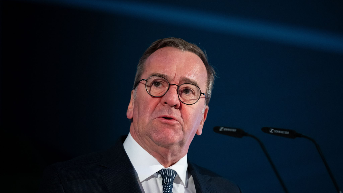 Nach einigem Zögern steht Verteidigungsminister Pistorius in der K-Frage jetzt hinter einer erneuten Kanzlerkandidatur von Olaf Scholz. (Archivbild) - Foto: Sven Hoppe/dpa