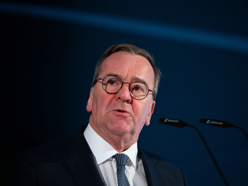 Nach einigem Zögern steht Verteidigungsminister Pistorius in der K-Frage jetzt hinter einer erneuten Kanzlerkandidatur von Olaf Scholz. (Archivbild) - Foto: Sven Hoppe/dpa