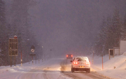 Die Polizei berichtete von vielen Glätte-Unfällen. - Foto: Philipp von Ditfurth/dpa
