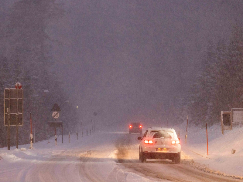 Die Polizei berichtete von vielen Glätte-Unfällen. - Foto: Philipp von Ditfurth/dpa