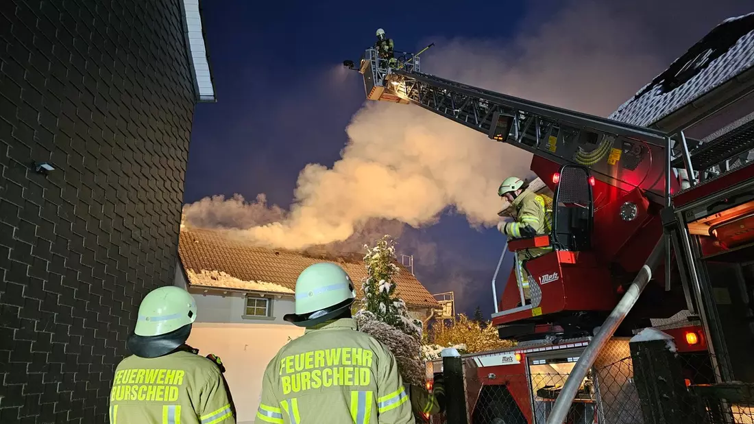 FW Burscheid: Dachstuhlbrand zerstört Wohnhaus - Bild: presseportal.de