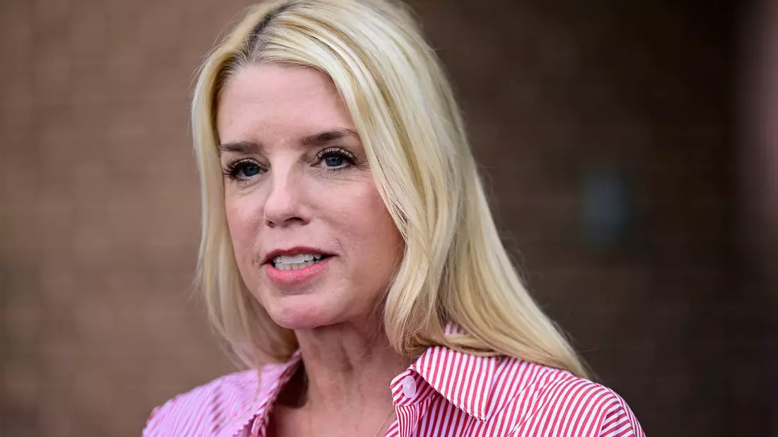 Mit Pam Bondi soll eine ehemalige Generalstaatsanwältin von Florida das Justizministerium führen. (Archivbild) - Bild: Derik Hamilton/AP/dpa