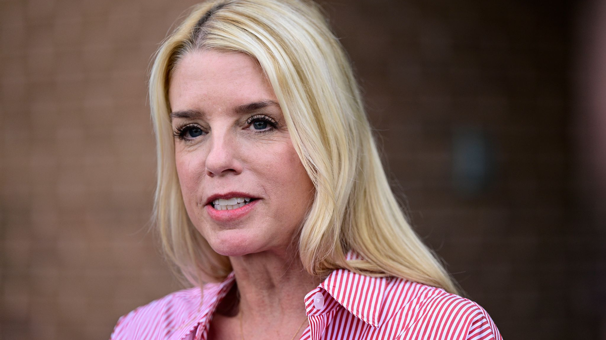 Mit Pam Bondi soll eine ehemalige Generalstaatsanwältin von Florida das Justizministerium führen. (Archivbild) - Foto: Derik Hamilton/AP/dpa