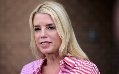 Mit Pam Bondi soll eine ehemalige Generalstaatsanwältin von Florida das Justizministerium führen. (Archivbild) - Foto: Derik Hamilton/AP/dpa