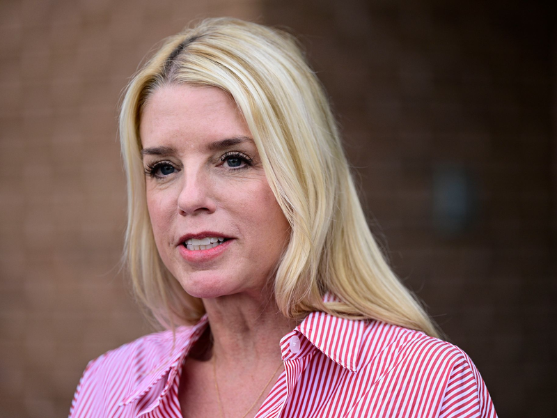 Mit Pam Bondi soll eine ehemalige Generalstaatsanwältin von Florida das Justizministerium führen. (Archivbild) - Foto: Derik Hamilton/AP/dpa