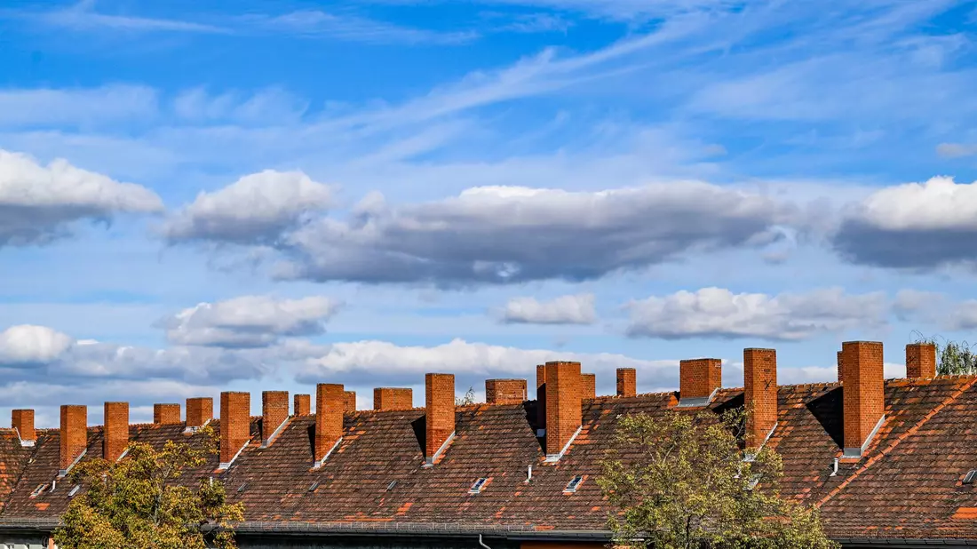 Wer ein Haus besitzt, muss Grundsteuer zahlen. Das kann teuer werden. (Symbolbild) - Bild: Jens Kalaene/dpa