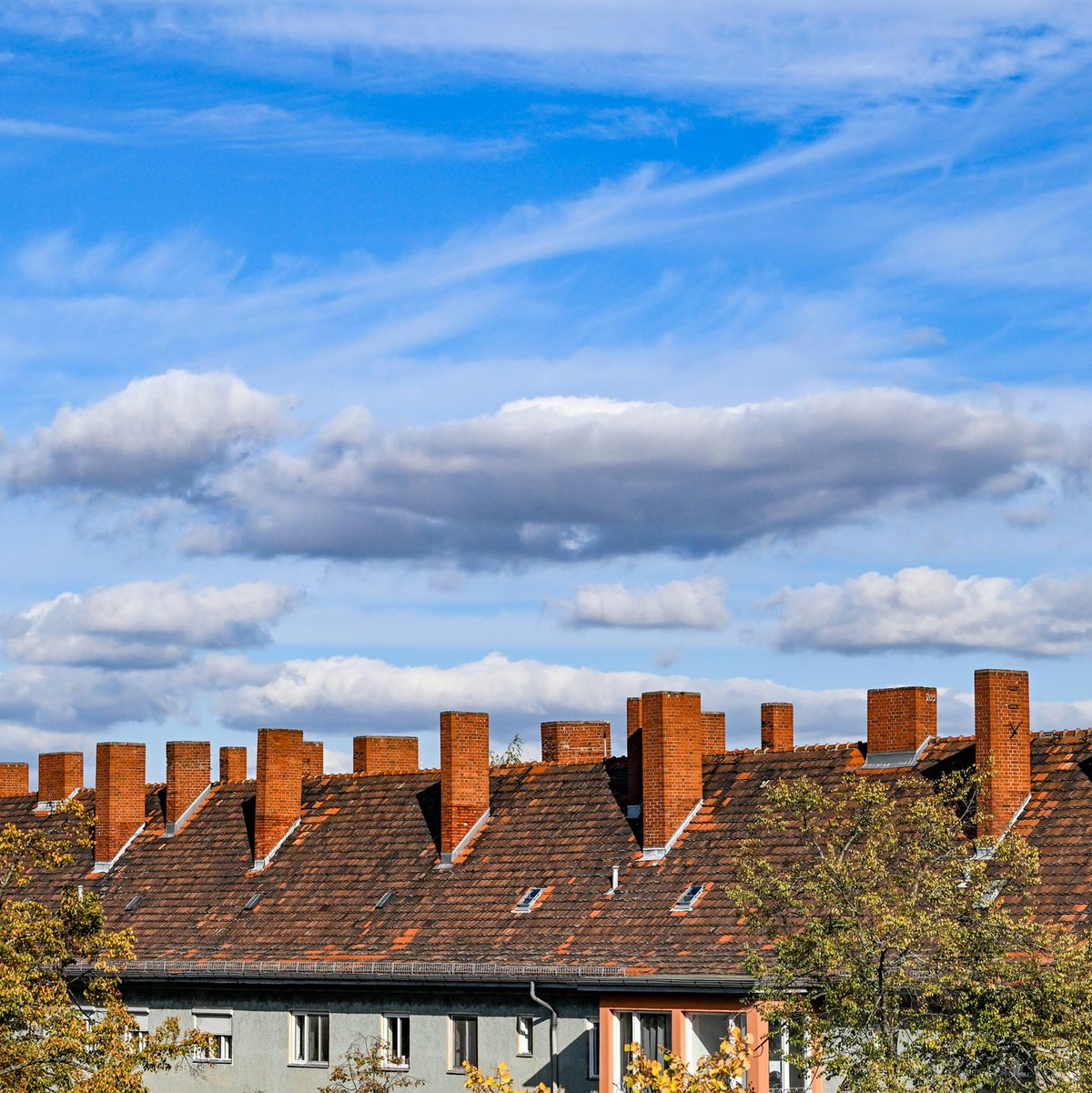 Wer ein Haus besitzt, muss Grundsteuer zahlen. Das kann teuer werden. (Symbolbild) - Foto: Jens Kalaene/dpa