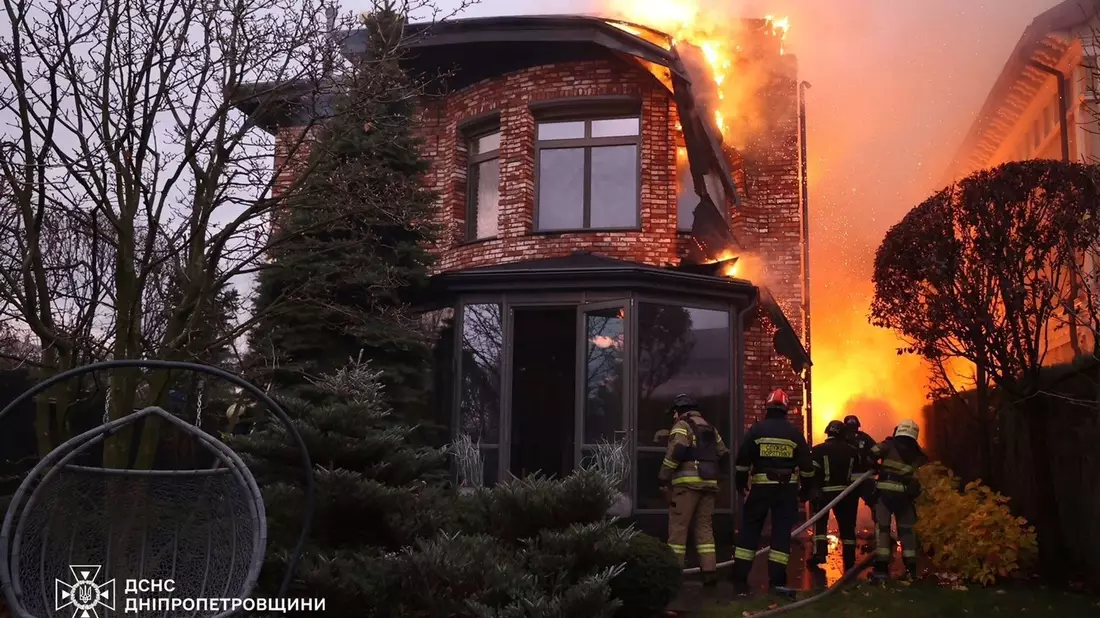 Dnipro während eines russischen Raketenangriffs. (Archivbild) - Bild: -/Ukrainian Emergency Service via AP/dpa