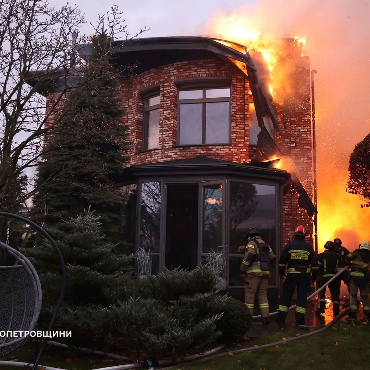 Brennendes Haus in Dnipro.  - Foto: -/Ukrainian Emergency Service via AP/dpa
