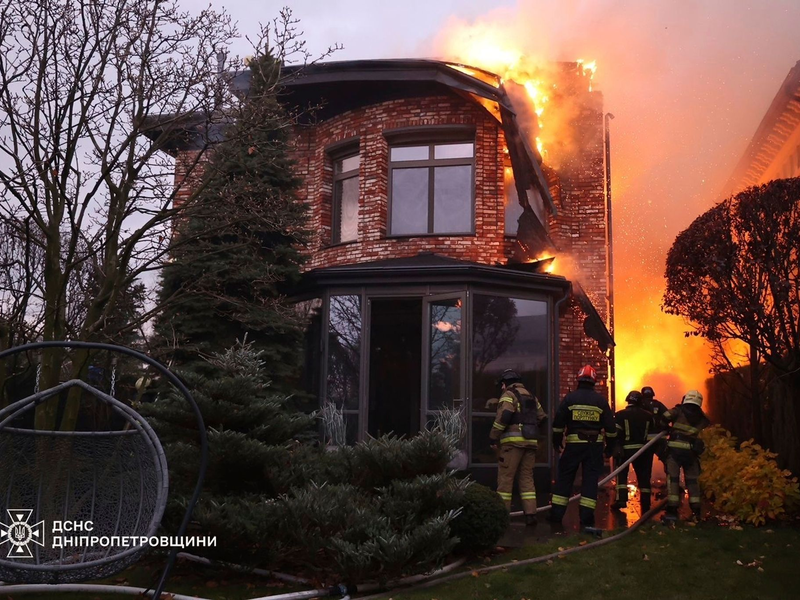 Dnipro während eines russischen Raketenangriffs. (Archivbild) - Foto: -/Ukrainian Emergency Service via AP/dpa