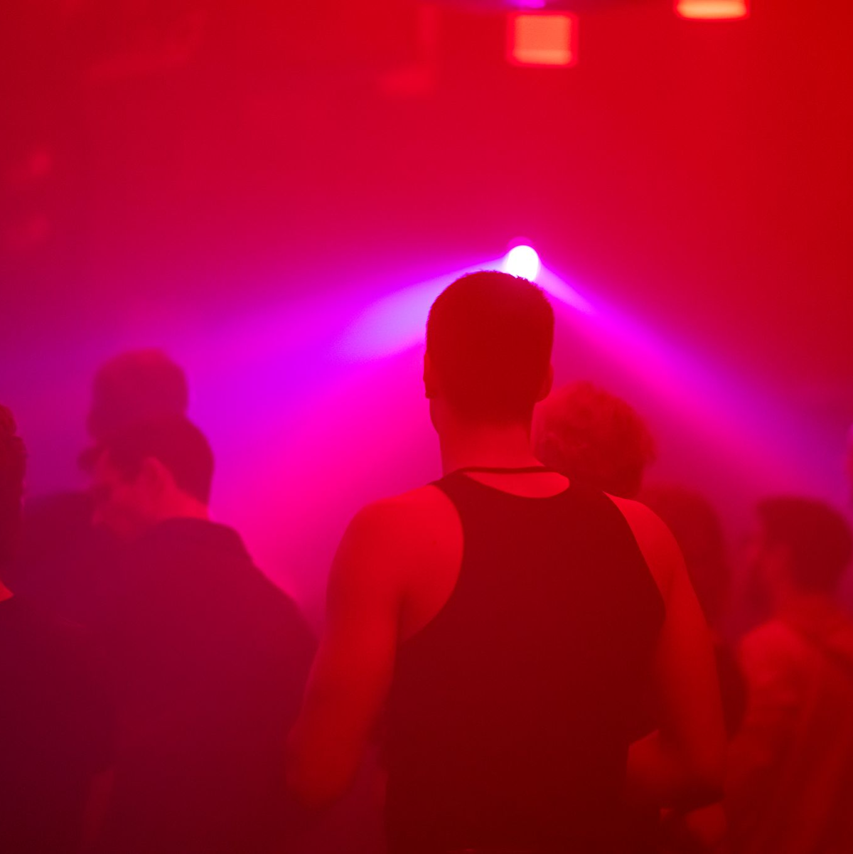 Clubgänger und vor allem Clubbetreiber schauen ins Ungewisse. Nicht wenige Locations denken darüber nach zuzumachen. (Symbolbild) - Foto: Fabian Sommer/dpa