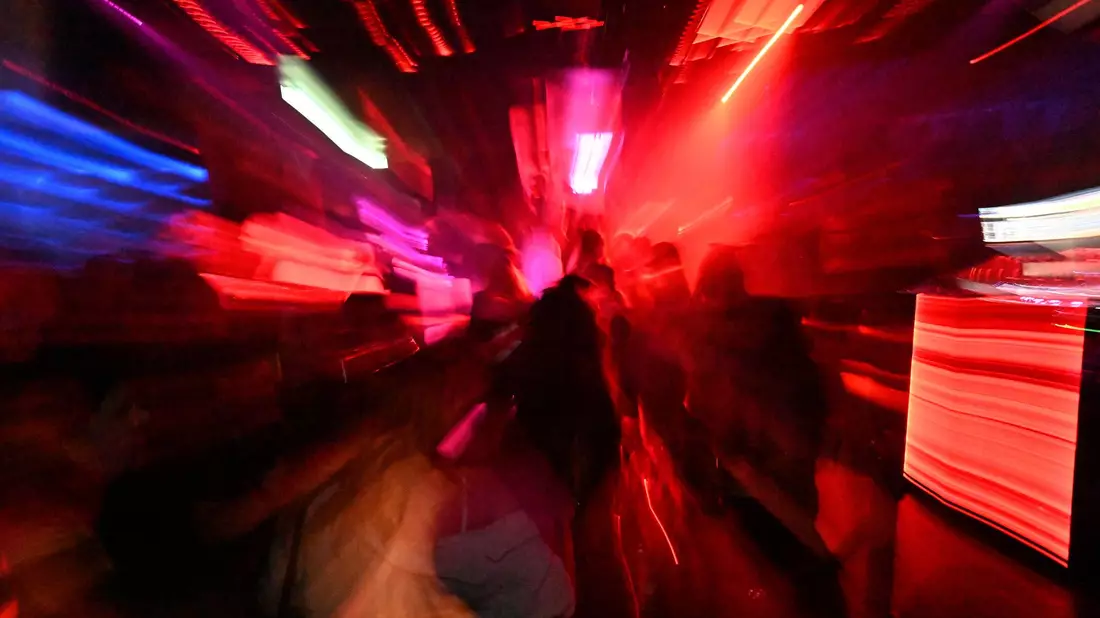 Lichter, Tanzen, Rausch - mitten in der Nacht: Gäste tanzen in einem Club - hier in München. (Archivbild) - Bild: Felix Hörhager/dpa