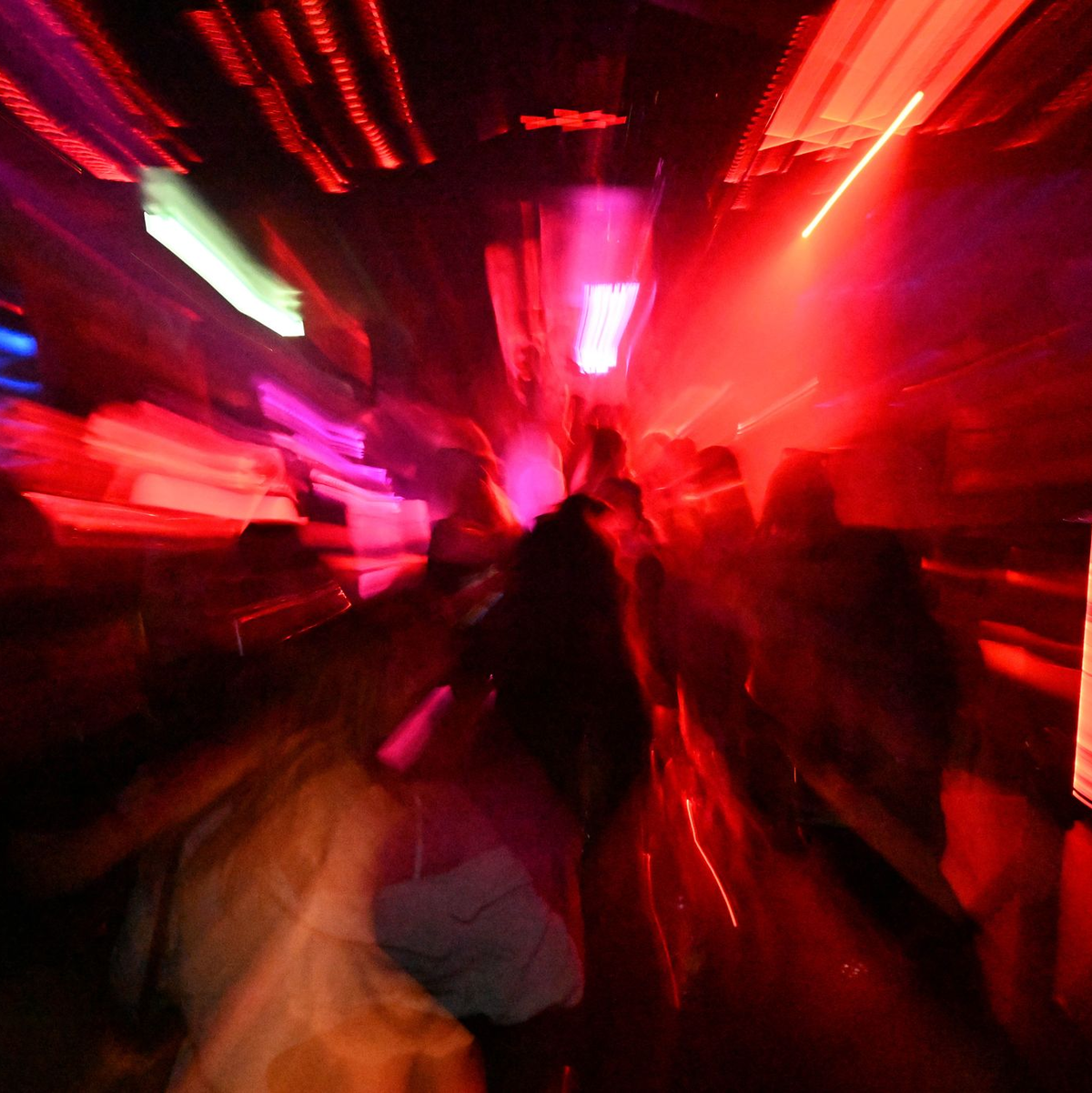 Lichter, Tanzen, Rausch - mitten in der Nacht: Gäste tanzen in einem Club - hier in München. (Archivbild) - Foto: Felix Hörhager/dpa