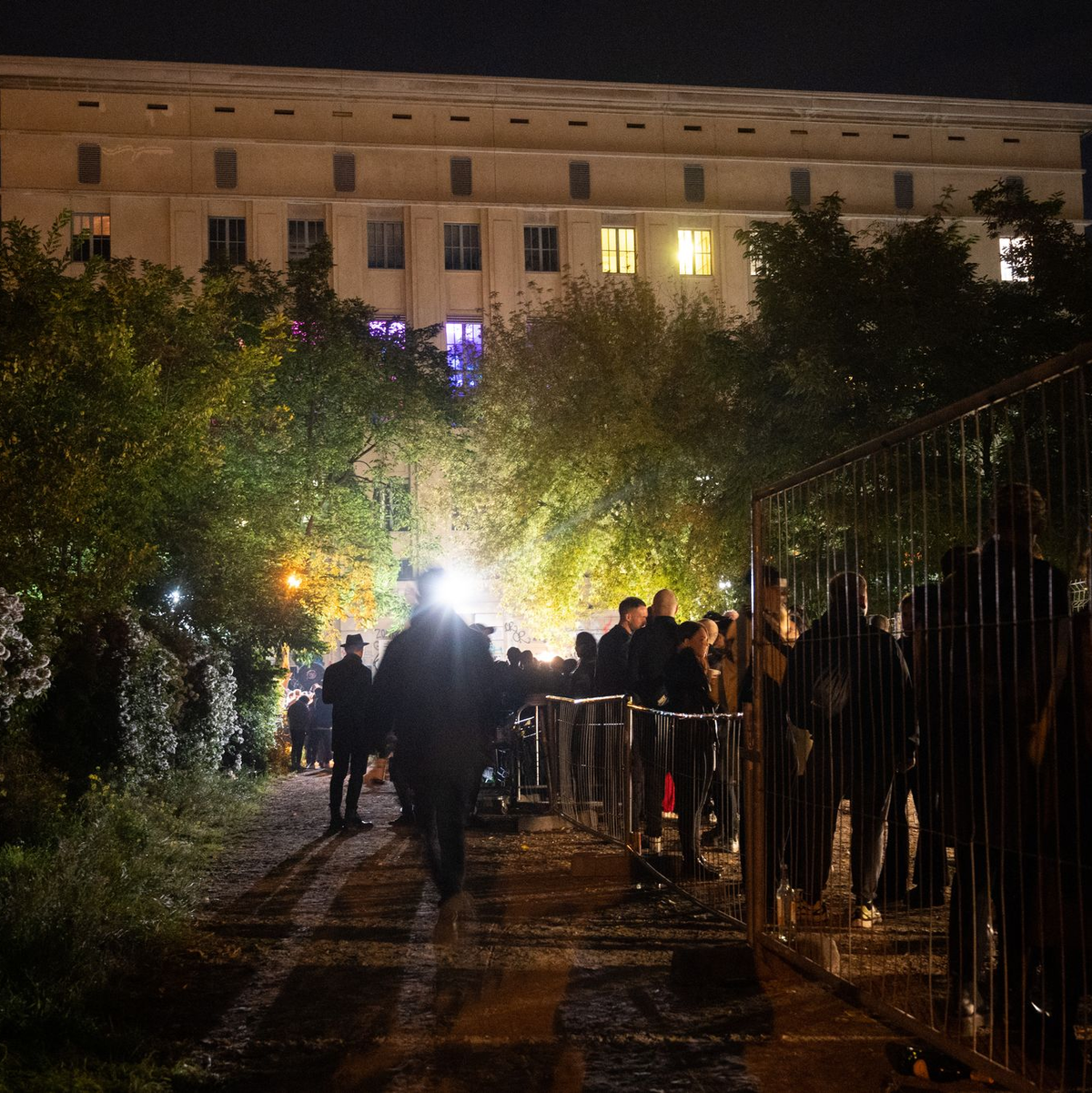 Die Schlange vor dem weltbekannten Berliner Club: Hunderte stehen vor dem «Berghain». Der Name leitet sich vom Bezirk Friedrichshain-Kreuzberg ab, in dem sich der Club in einem früheren Heizkraftwerk befindet. (Archivbild) - Foto: Christophe Gateau/dpa