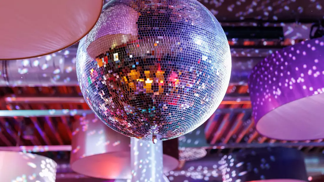 Discokugel adieu? Von einem Clubsterben ist derzeit öfter die Rede - der Nachtleben-Markt hat einige Probleme. (Archivbild) - Bild: Daniel Karmann/dpa