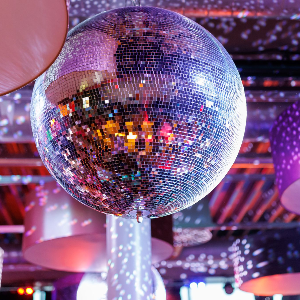 Discokugel adieu? Von einem Clubsterben ist derzeit öfter die Rede - der Nachtleben-Markt hat einige Probleme. (Archivbild) - Foto: Daniel Karmann/dpa