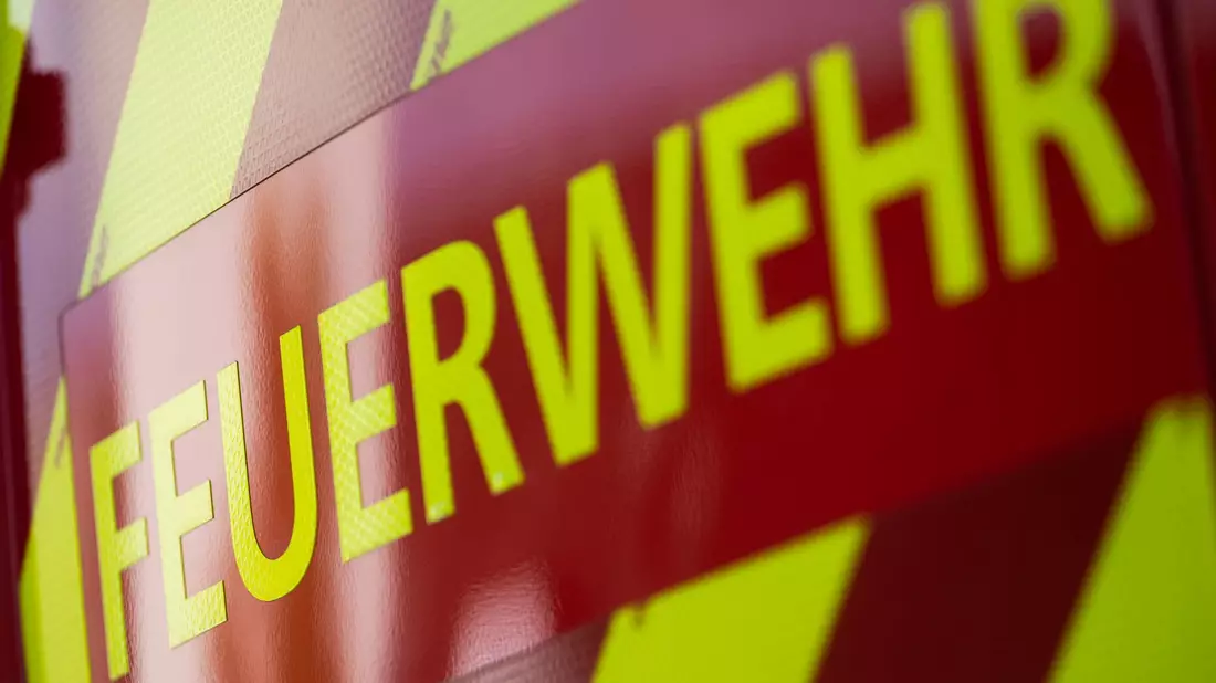 Die Lok und zehn Waggons des Güterzugs sind entgleist.  - Bild: Marijan Murat/dpa