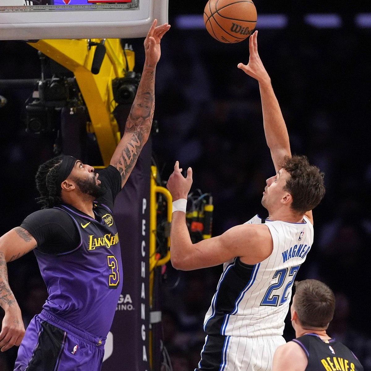 Franz Wagner (r) führte die Orlando Magic mit 37 Punkten zum Sieg bei den Los Angeles Lakers. - Foto: Mark J. Terrill/AP