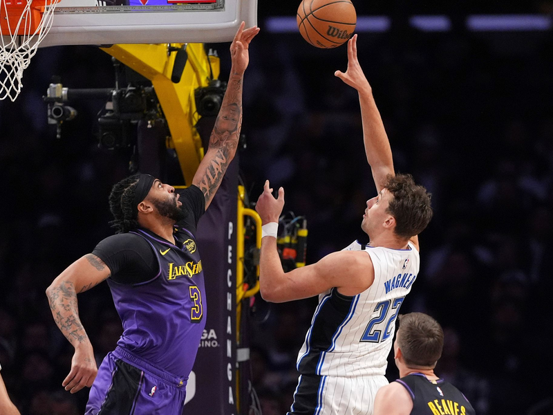 Franz Wagner (r) führte die Orlando Magic mit 37 Punkten zum Sieg bei den Los Angeles Lakers. - Foto: Mark J. Terrill/AP