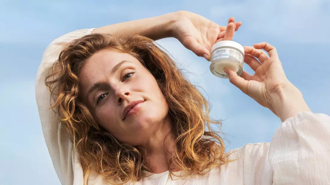 Tag der Naturkosmetik: Heute schon gecremt? / Wieso der Blick auf die Kosmetikprodukte einen Unterschied macht! - Bild: presseportal.de