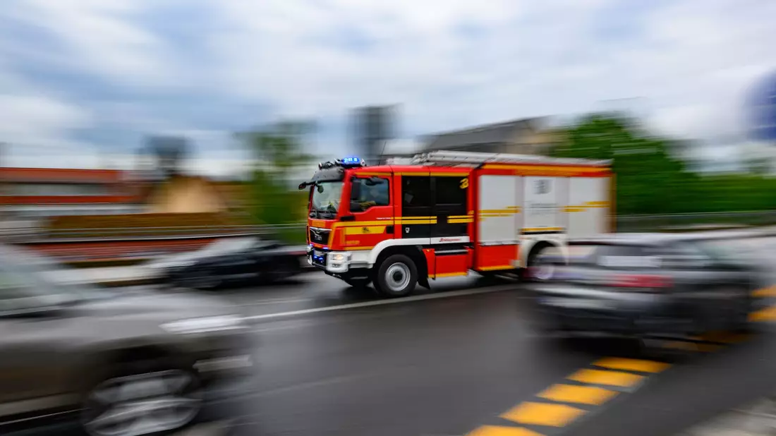 Ein zweijähriger Junge ist in Pirna in einen Schacht gefallen und musste befreit werden. (Symbolbild) - Bild: Robert Michael/dpa