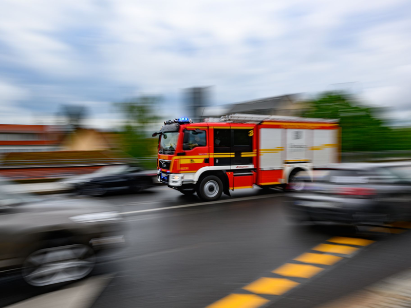 Ein zweijähriger Junge ist in Pirna in einen Schacht gefallen und musste befreit werden. (Symbolbild) - Foto: Robert Michael/dpa