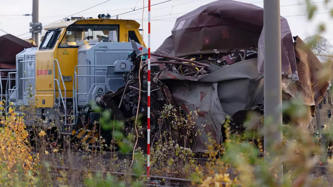 Die betroffene Bahnstrecke zwischen Köln und Aachen bleibt wohl tagelang gesperrt. - Bild: Henning Kaiser/dpa