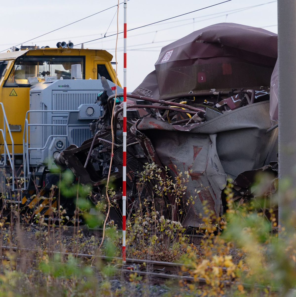 Die betroffene Bahnstrecke zwischen Köln und Aachen bleibt wohl tagelang gesperrt. - Foto: Henning Kaiser/dpa