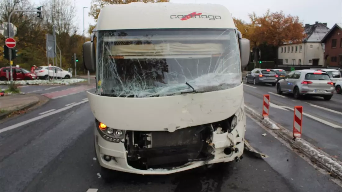 POL-AC: Unfall mit mehreren Fahrzeugen auf dem Pariser Ring - Bild: presseportal.de