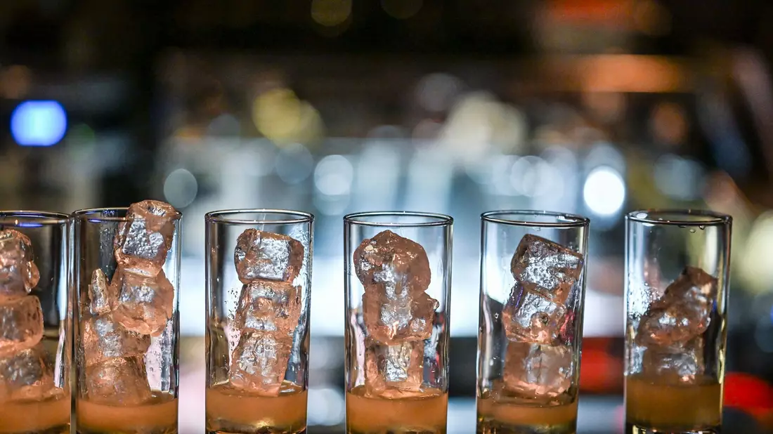 Selbst gebrannter Alkohol ist oft mit Methanol versetzt. Der Stoff ist giftig und kann zum Tod führen. (Symbolbild) - Bild: Jens Kalaene/dpa