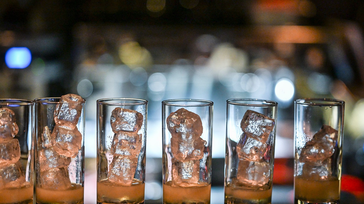 Selbst gebrannter Alkohol ist oft mit Methanol versetzt. Der Stoff ist giftig und kann zum Tod führen. (Symbolbild) - Foto: Jens Kalaene/dpa