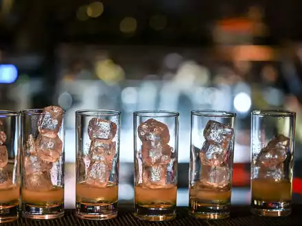 Selbst gebrannter Alkohol ist oft mit Methanol versetzt. Der Stoff ist giftig und kann zum Tod führen. (Symbolbild) - Foto: Jens Kalaene/dpa