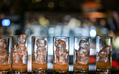 Selbst gebrannter Alkohol ist oft mit Methanol versetzt. Der Stoff ist giftig und kann zum Tod führen. (Symbolbild) - Foto: Jens Kalaene/dpa Selbst gebrannter Alkohol ist oft mit Methanol versetzt. Der Stoff ist giftig und kann zum Tod führen. (Symbolbild) - Foto: Jens Kalaene/dpa