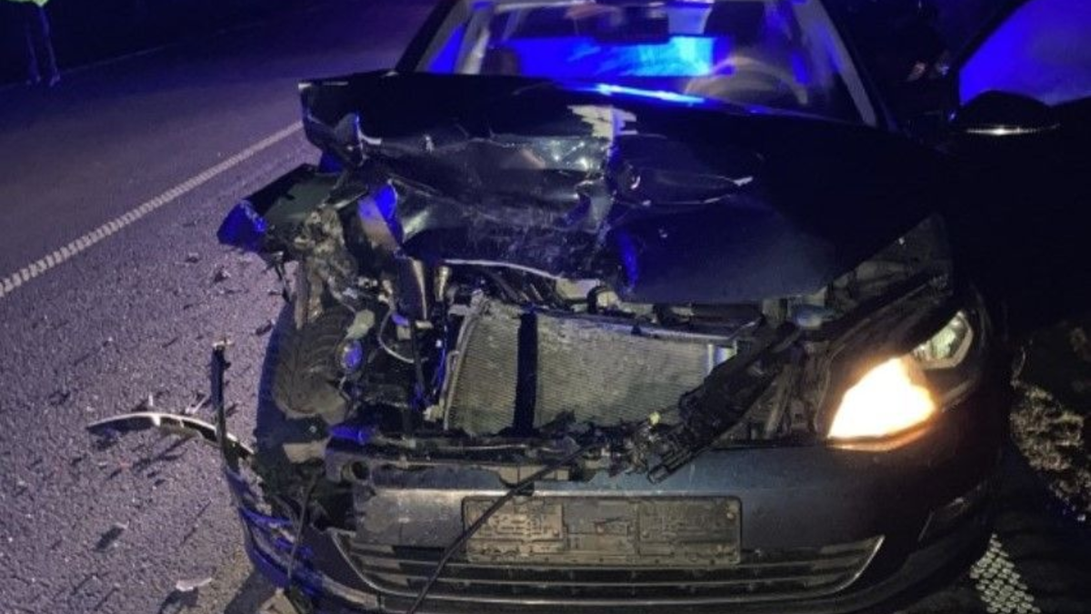 POL-KB: Allendorf/Eder - Verkehrsunfall auf B 253, Zivilwagen der Polizei beschädigt, Polizeibeamter leicht verletzt - Foto: presseportal.de