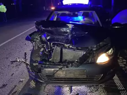 POL-KB: Allendorf/Eder - Verkehrsunfall auf B 253, Zivilwagen der Polizei beschädigt, Polizeibeamter leicht verletzt - Foto: presseportal.de