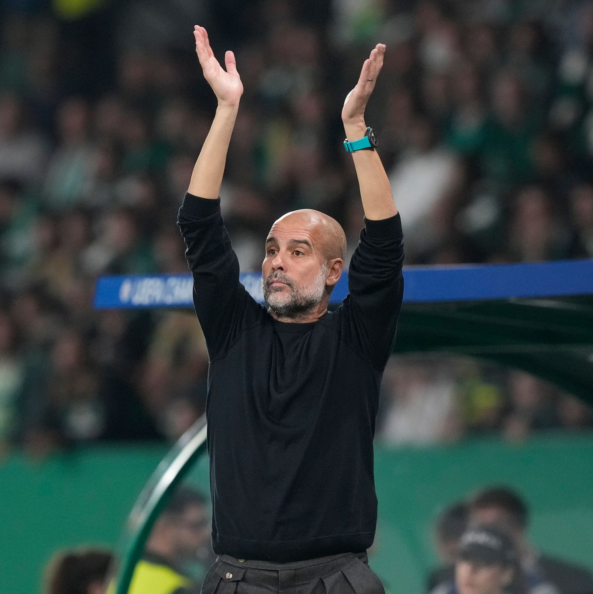 Pep Guardiola hat noch nicht fertig. Der Coach will weitere Trophäen mit Manchester City holen und bleibt bis 2027. - Foto: Armando Franca/AP/dpa