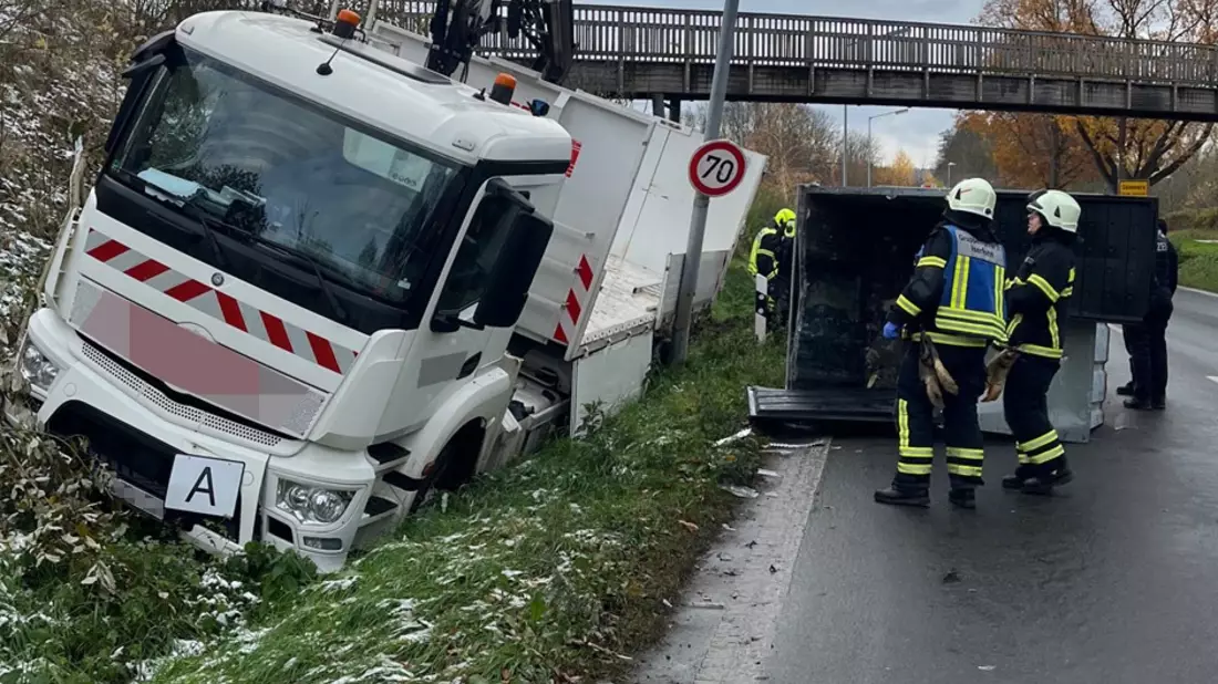 POL-MK: Lkw-Kran stößt gegen Fußgängerbrücke - Bild: presseportal.de