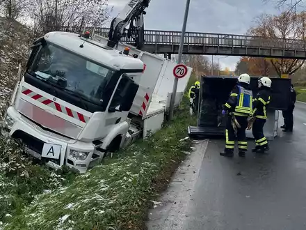 POL-MK: Lkw-Kran stößt gegen Fußgängerbrücke - Foto: presseportal.de