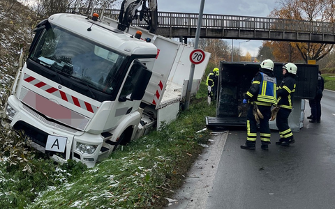 POL-MK: Lkw-Kran stößt gegen Fußgängerbrücke - Foto: presseportal.de