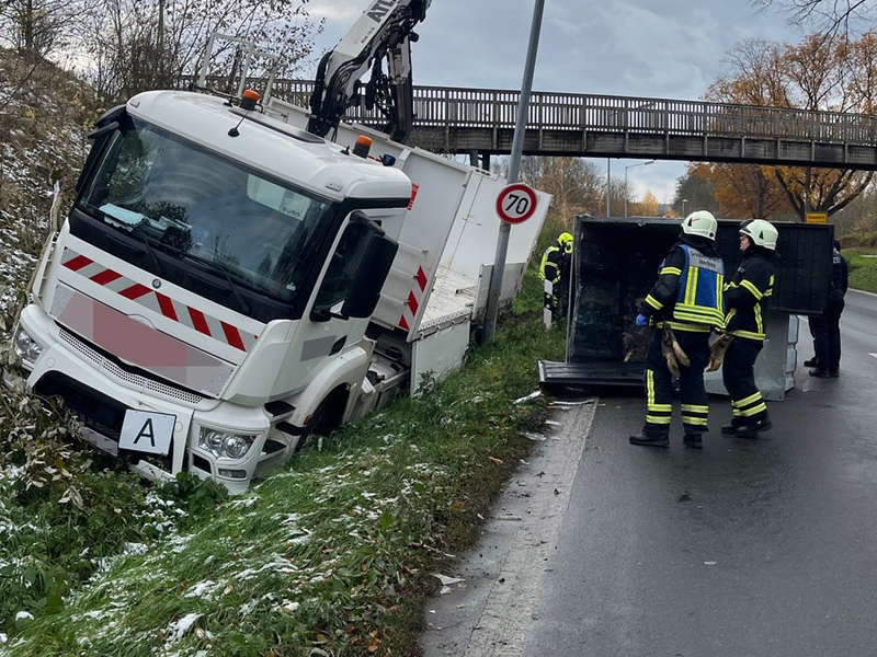 POL-MK: Lkw-Kran stößt gegen Fußgängerbrücke - Foto: presseportal.de