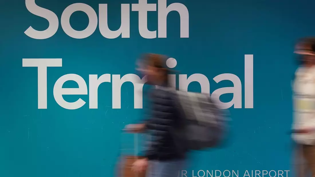 Am Südterminal des Londoner Flughafens Gatwick wurde möglicherweise ein verbotener Gegenstand gefunden. (Archivbild) - Bild: Gareth Fuller/PA Wire/dpa