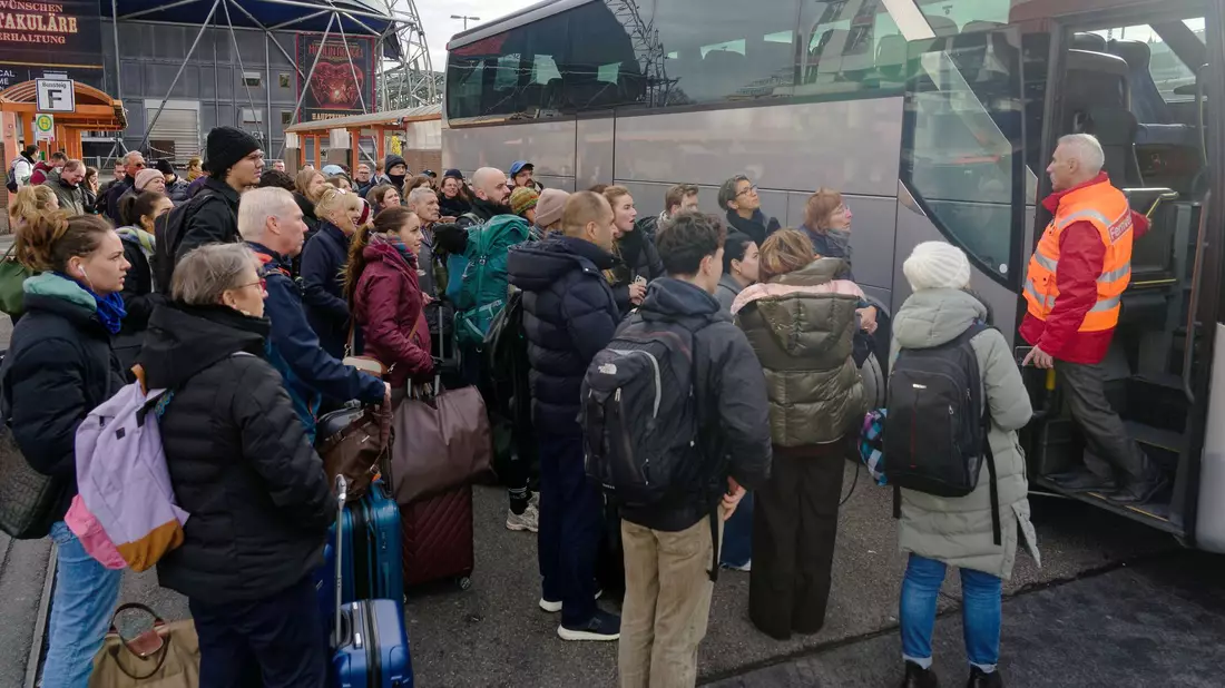 Die Bahn bot Busse als Ersatz für die ausgefallenen Züge an. Es bildeten sich lange Schlangen. - Bild: Henning Kaiser/dpa