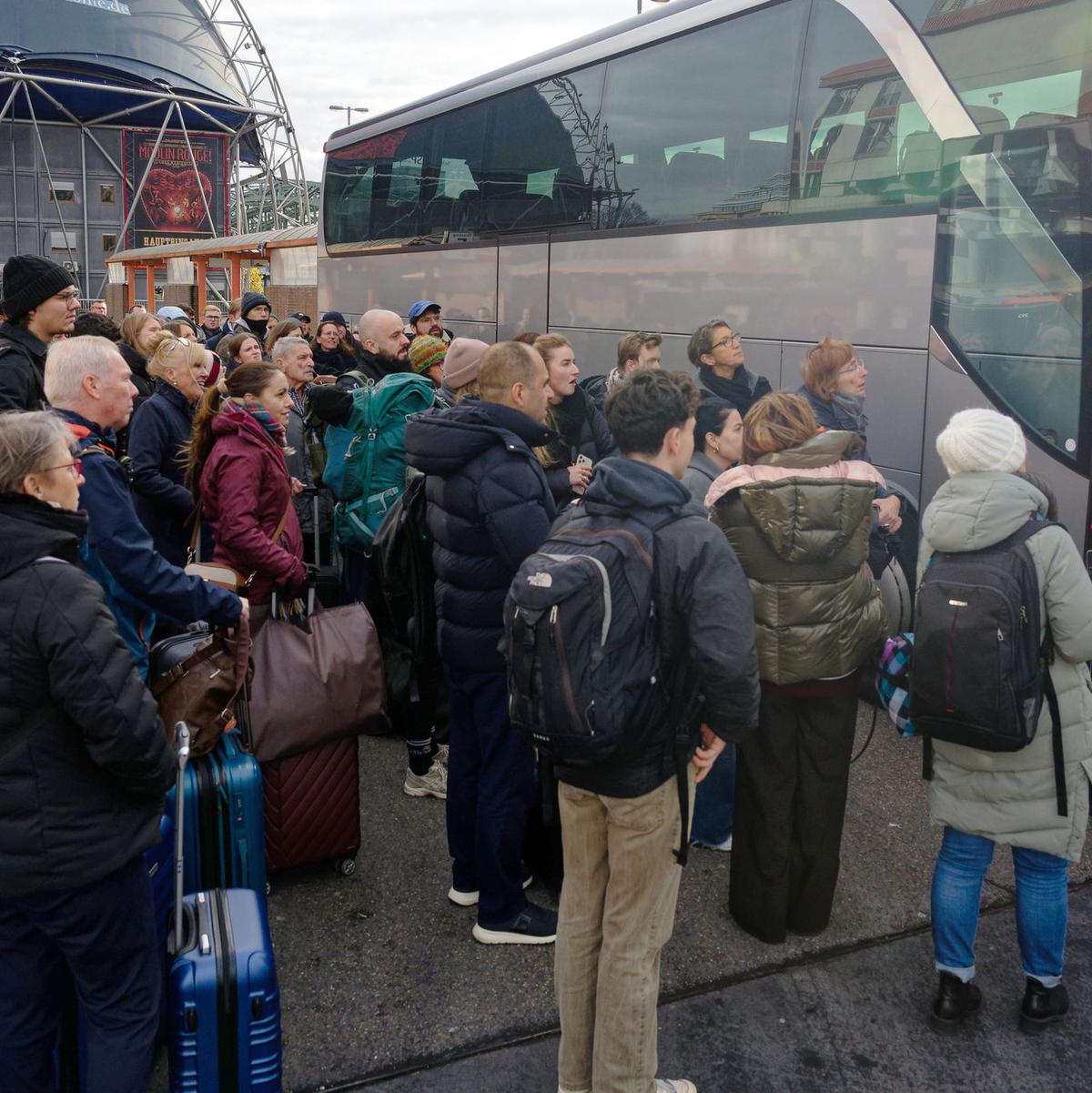 Die Bahn bot Busse als Ersatz für die ausgefallenen Züge an. Es bildeten sich lange Schlangen. - Foto: Henning Kaiser/dpa