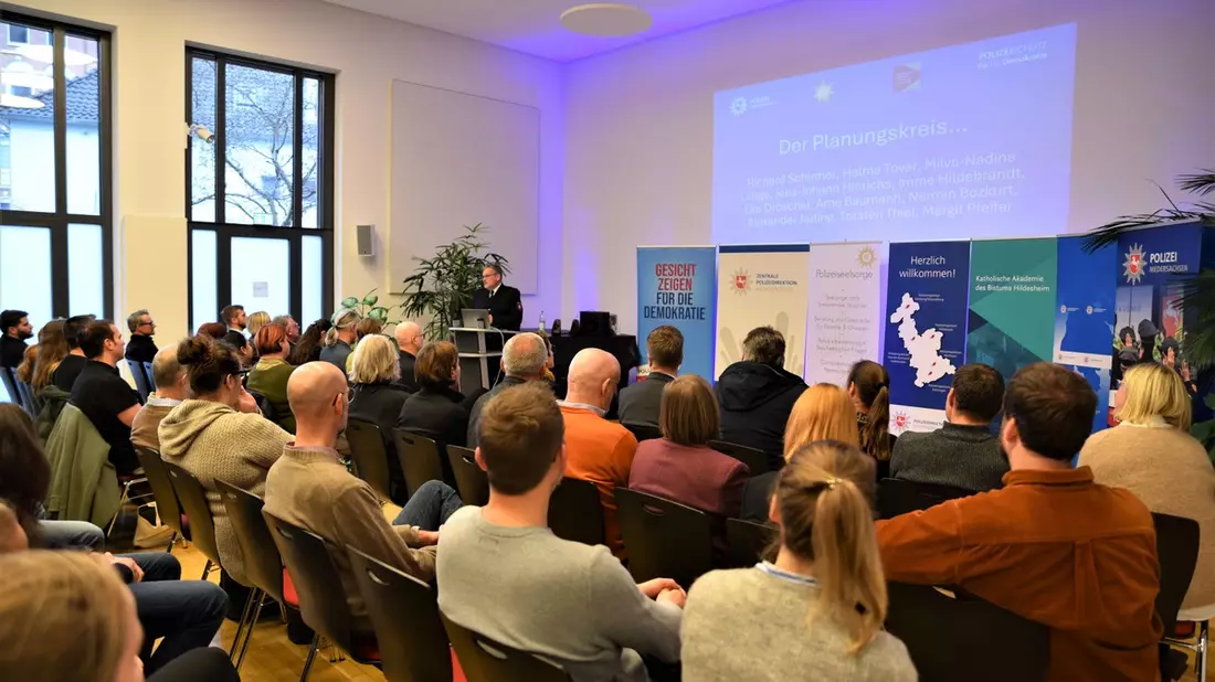 ZPD-H: Erster Fachtag Rassismus und Antisemitismus - Vernetzung und Weiterbildung gegen gruppenbezogene Menschenfeindlichkeit - Bild: presseportal.de