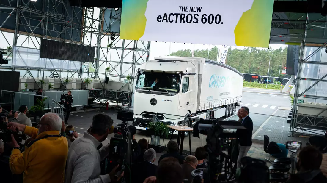Im Herbst 2023 wurde der neue E-Lkw vorgestellt. Nun ist bei Daimler Truck die Serienfertigung angelaufen. (Archivbild) - Bild: Jonas Walzberg/dpa