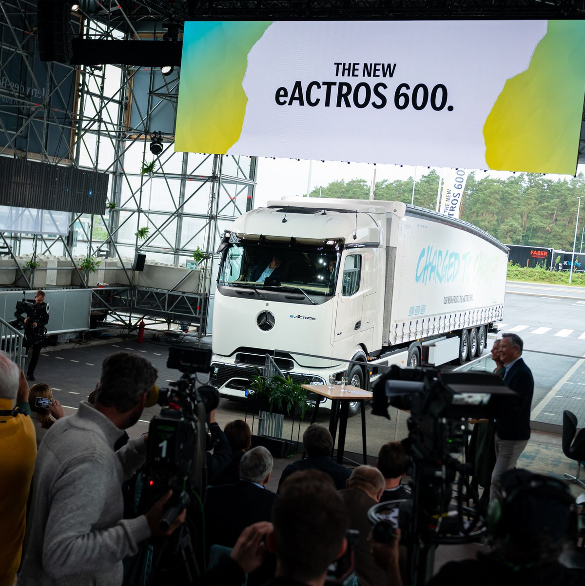 Im Herbst 2023 wurde der neue E-Lkw vorgestellt. Nun ist bei Daimler Truck die Serienfertigung angelaufen. (Archivbild) - Foto: Jonas Walzberg/dpa