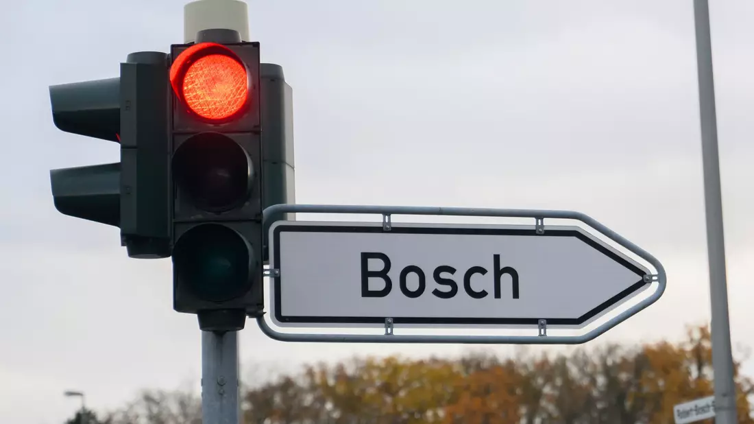 Weil die Autohersteller weniger Teile für E-Autos kaufen, will Bosch auch in Hildesheim Jobs streichen. - Bild: Alicia Windzio/dpa